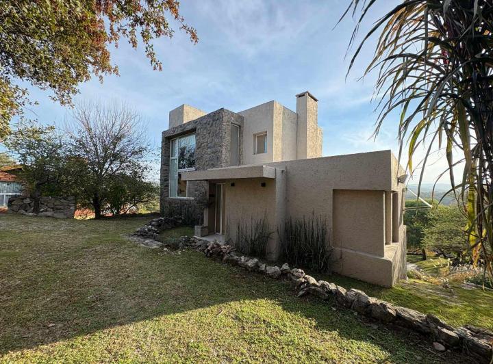 Casa · 217m² · 8 Ambientes · 2 Cocheras
