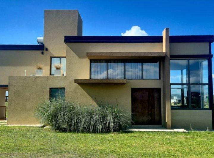 Casa · 200m² · 4 Ambientes · 2 Cocheras