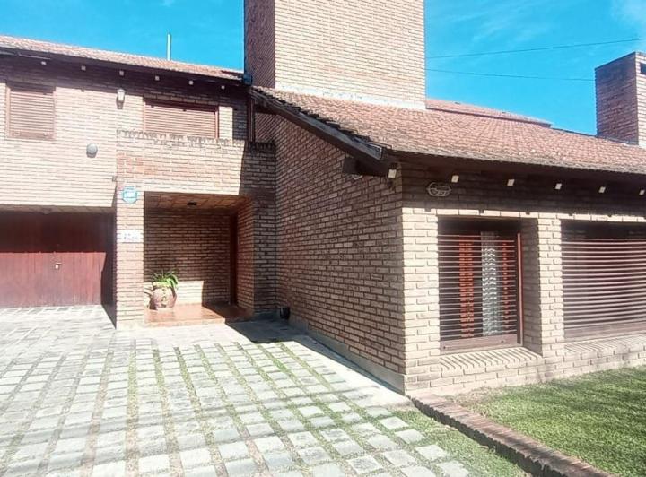 Casa · 421m² · 7 Ambientes · 2 Cocheras