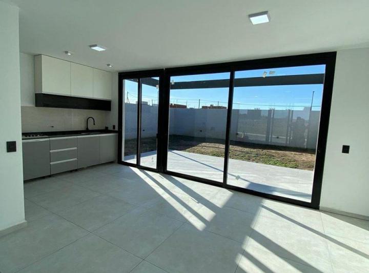 Casa · 90m² · 3 Ambientes · 2 Cocheras