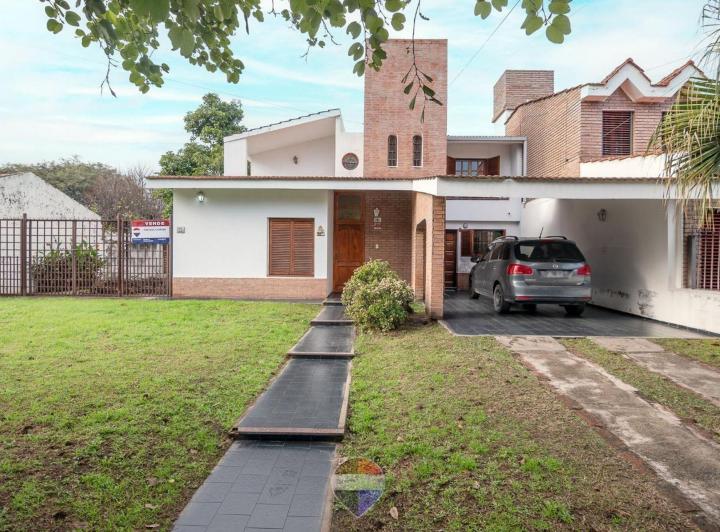 Casa · 247m² · 8 Ambientes · 2 Cocheras
