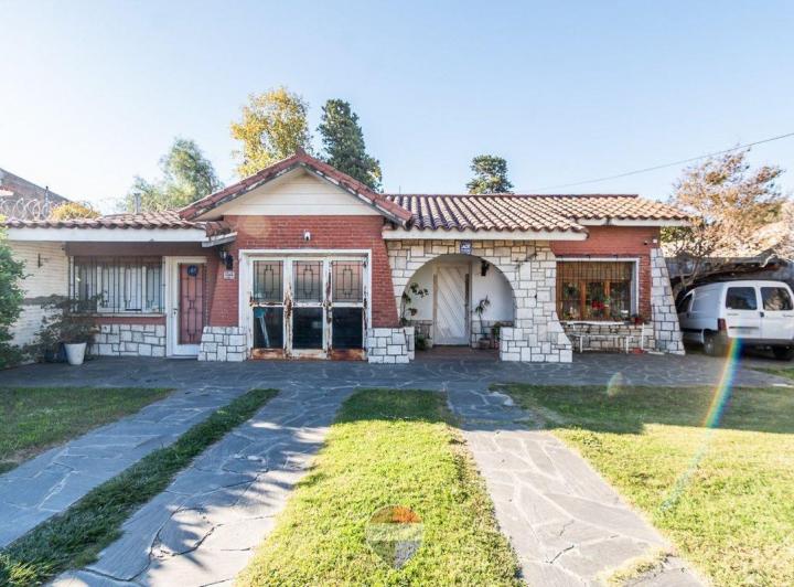 Casa · 416m² · 6 Ambientes · 1 Cochera