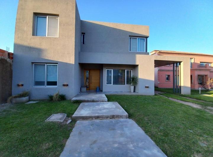 Casa · 197m² · 8 Ambientes · 2 Cocheras