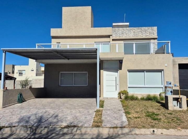 Casa · 150m² · 6 Ambientes · 2 Cocheras