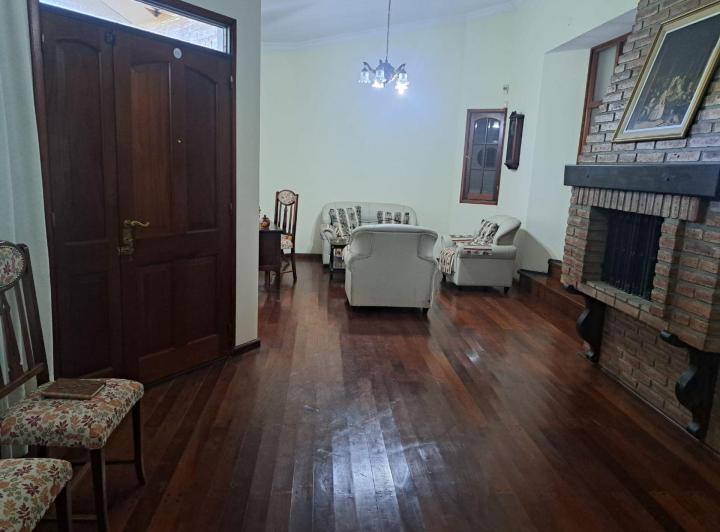 Casa · 250m² · 10 Ambientes · 2 Cocheras