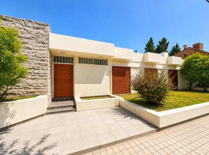 Casa · 200m² · 7 Ambientes · 2 Cocheras