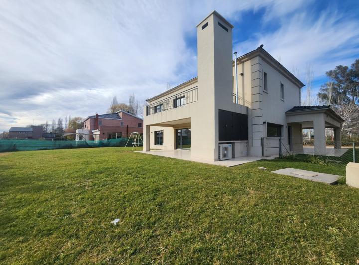 Casa · 350m² · 4 Ambientes