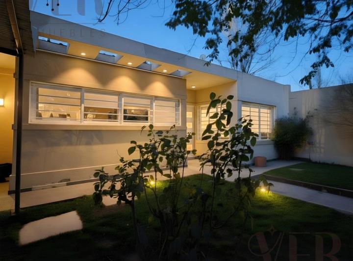 Casa · 182m² · 7 Ambientes · 2 Cocheras