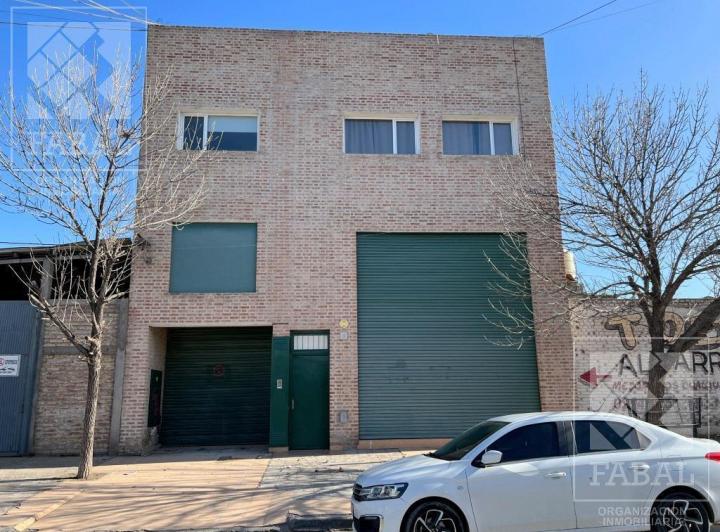 Bodega-Galpón · 390m² · 8 Ambientes · 4 Cocheras