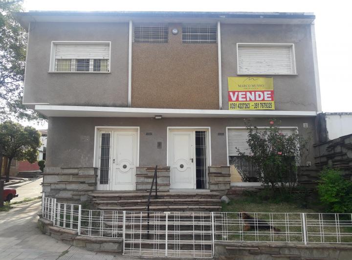 Casa · 217m² · 5 Dormitorios · 1 Cochera