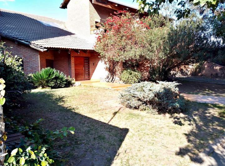 Casa · 368m² · 3 Dormitorios · 2 Cocheras