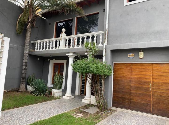 Casa · 250m² · 8 Ambientes · 1 Cochera
