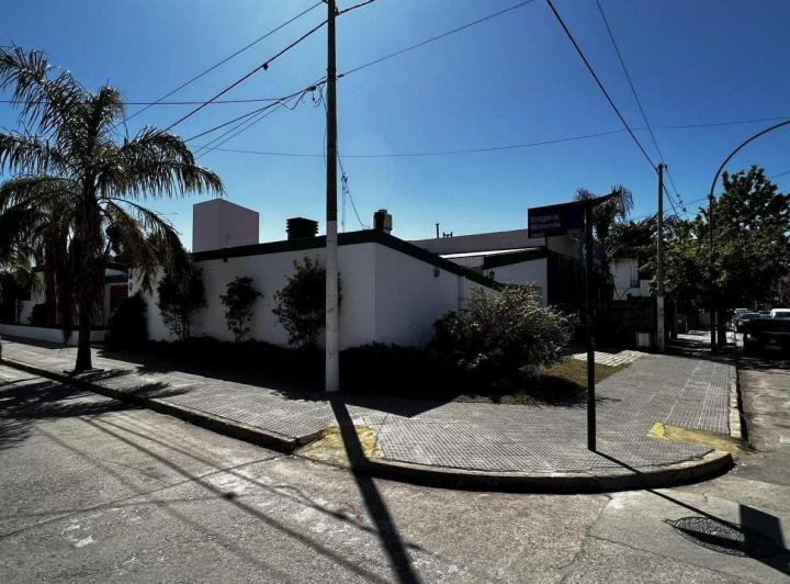 Casa · 215m² · 5 Ambientes · 2 Cocheras