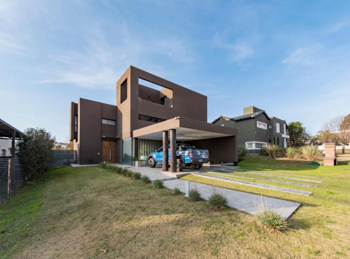 Casa · 350m² · 8 Ambientes · 1 Cochera