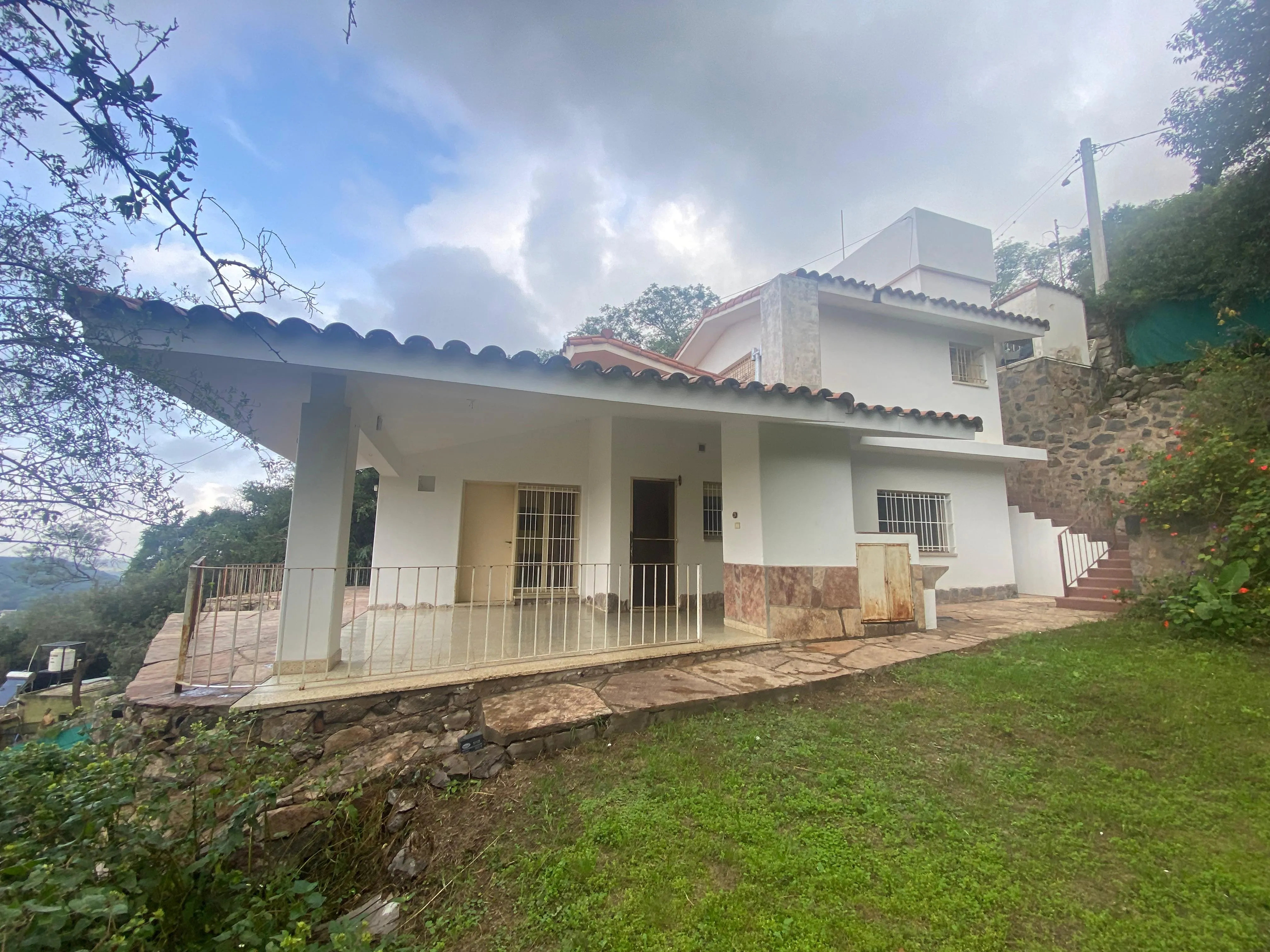 Casa en Venta 3 Dormitorios Con Pileta , galería , Quincho - Rio Ceballos . Ñúporá.