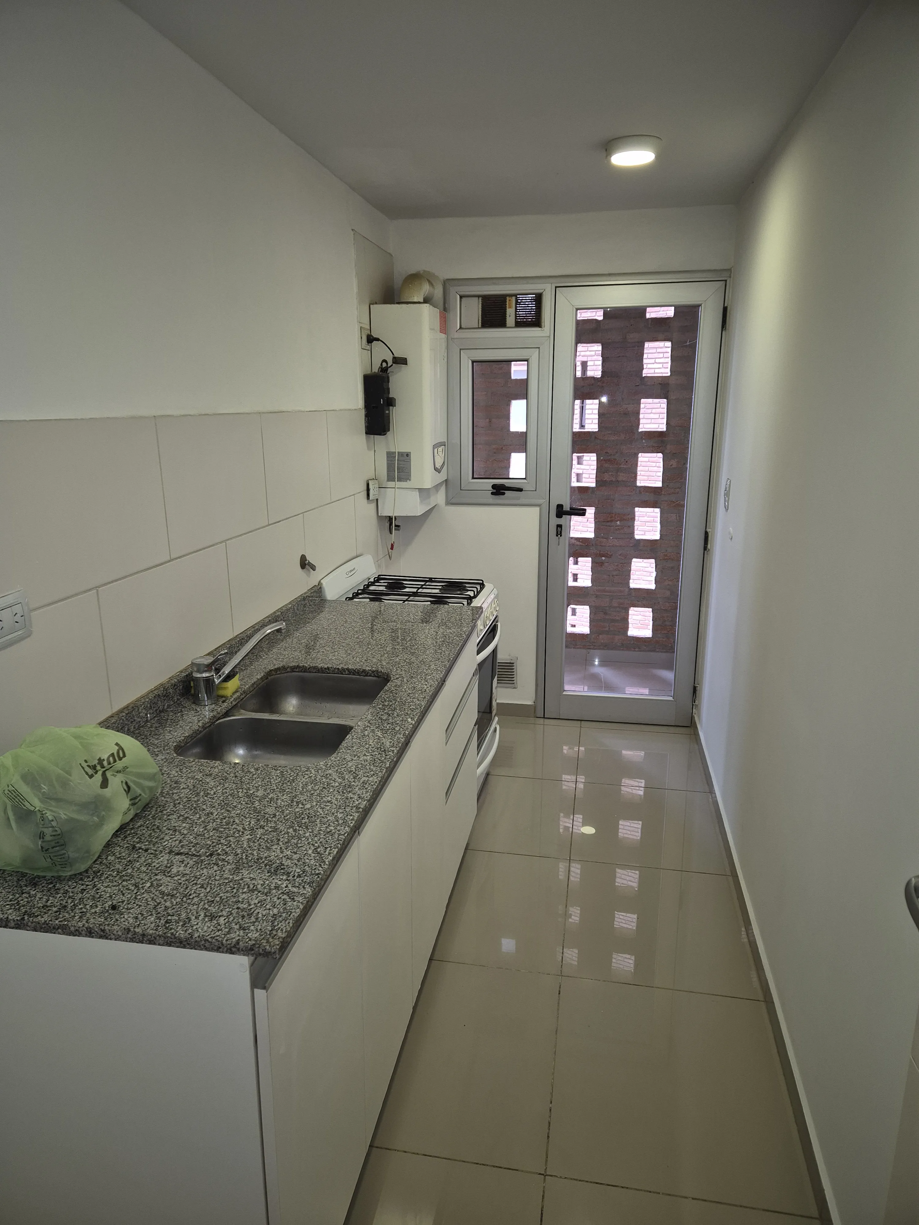 Zona Tribunales ll- Av Pueyrredon 724- Departamento Un Dormitorio- Living. Cocina separada. Espacio semi cerrado. Un Baño. AMENITIES