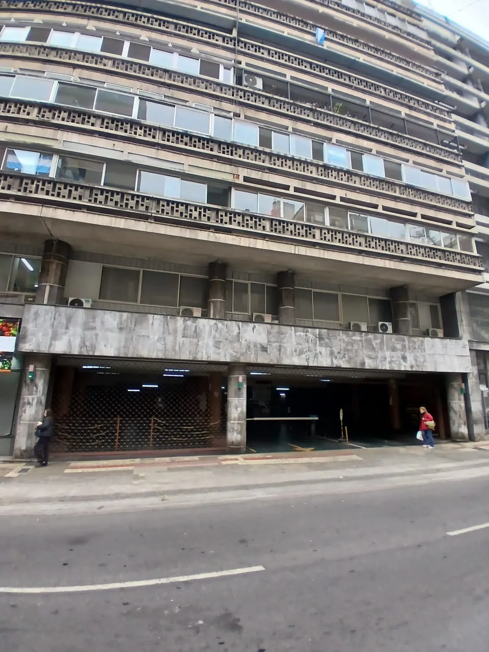 Cochera en venta en excelente ubicación sobre Chacabuco