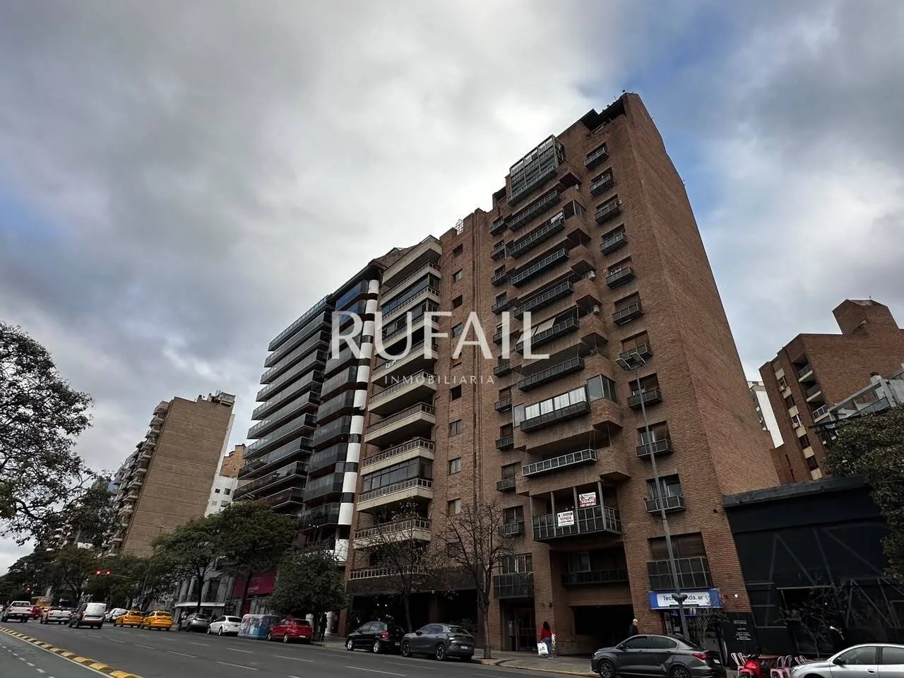 GRAN DEPTO EN VENTA, PISO EN AV. H.YRIGOYEN AL 300- 2 COCHERAS