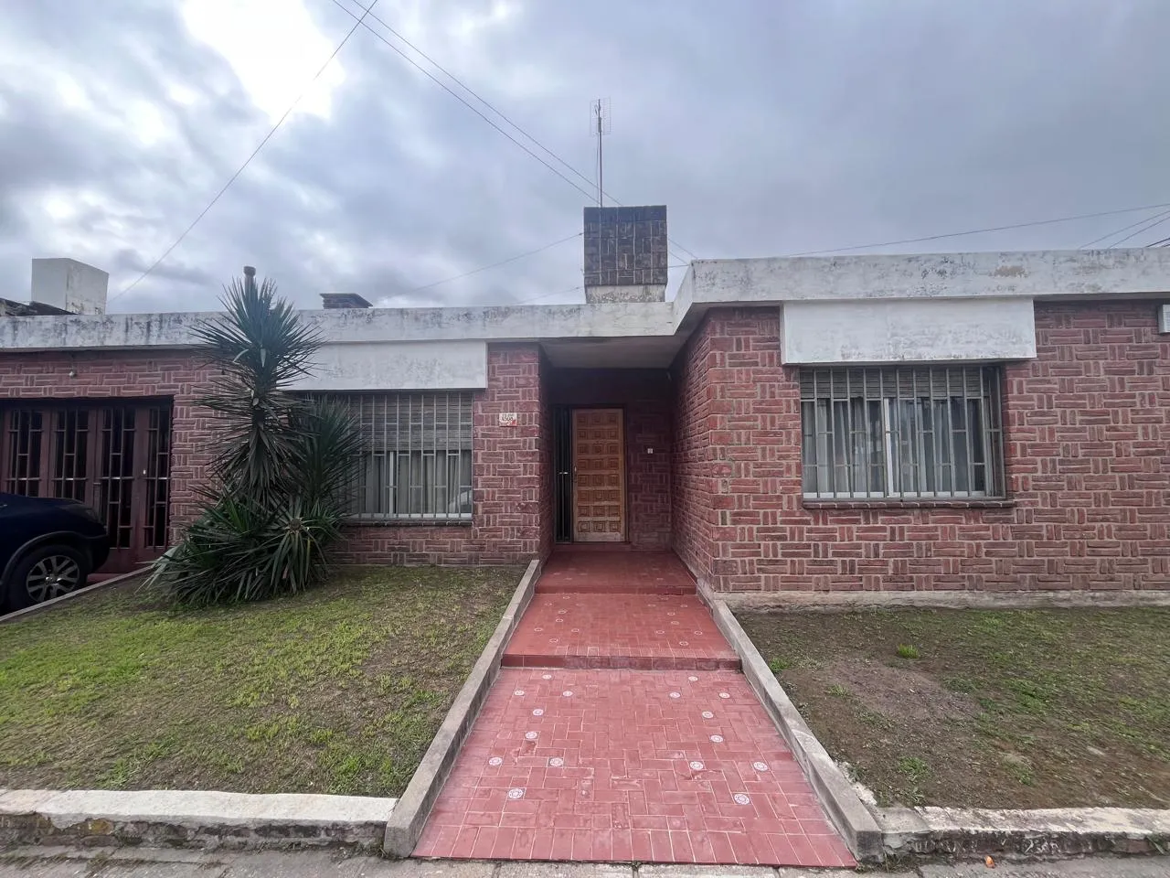 LAS PALMAS a 100mts de Av. Colon, oportunidad de CASA CON 2 LOCALES COMERCIALES