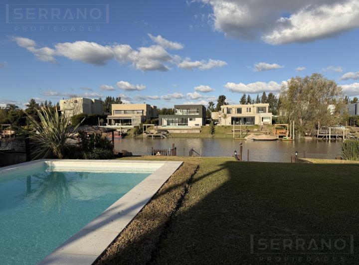 Casa · 300m² · 6 Ambientes · 4 Cocheras