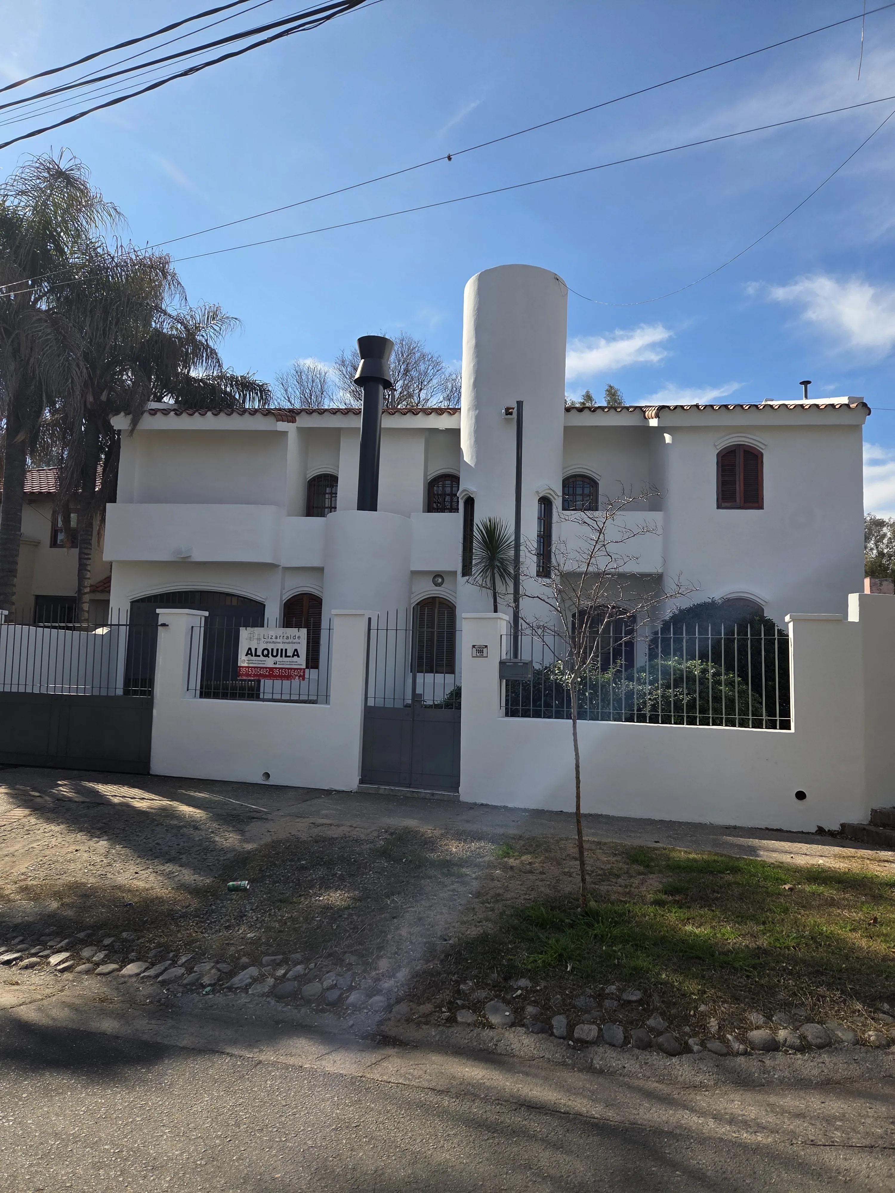 Hermosa casa en Arguello muy cerca de Colegios, recta martinolli  3 dormitorios pileta $ 1800.000