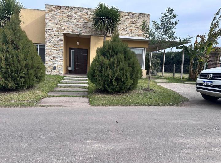 Casa · 300m² · 5 Ambientes · 2 Cocheras