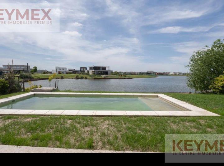 Casa · 300m² · 5 Ambientes · 3 Cocheras
