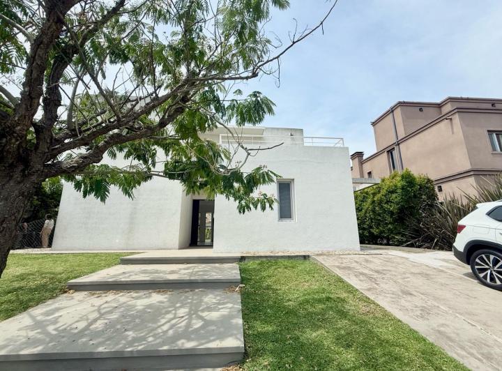 Casa · 270m² · 5 Ambientes · 6 Cocheras