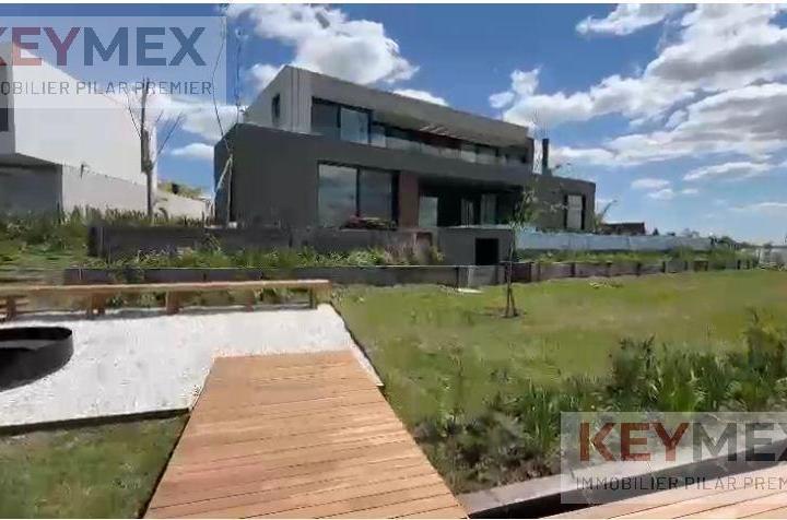 Casa · 700m² · 7 Ambientes · 2 Cocheras
