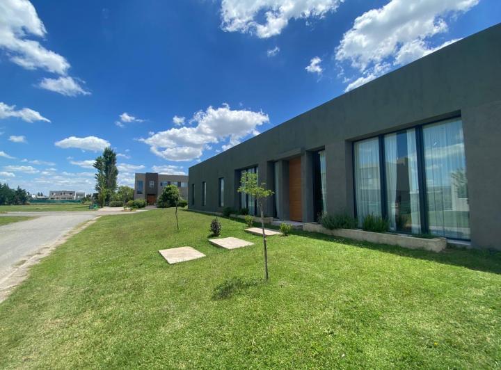 Casa · 167m² · 5 Ambientes · 2 Cocheras