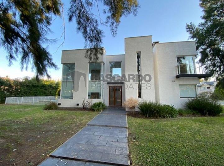 Casa · 270m² · 4 Ambientes · 1 Cochera