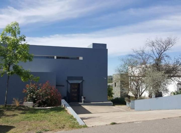 Casa · 385m² · 14 Ambientes · 3 Cocheras