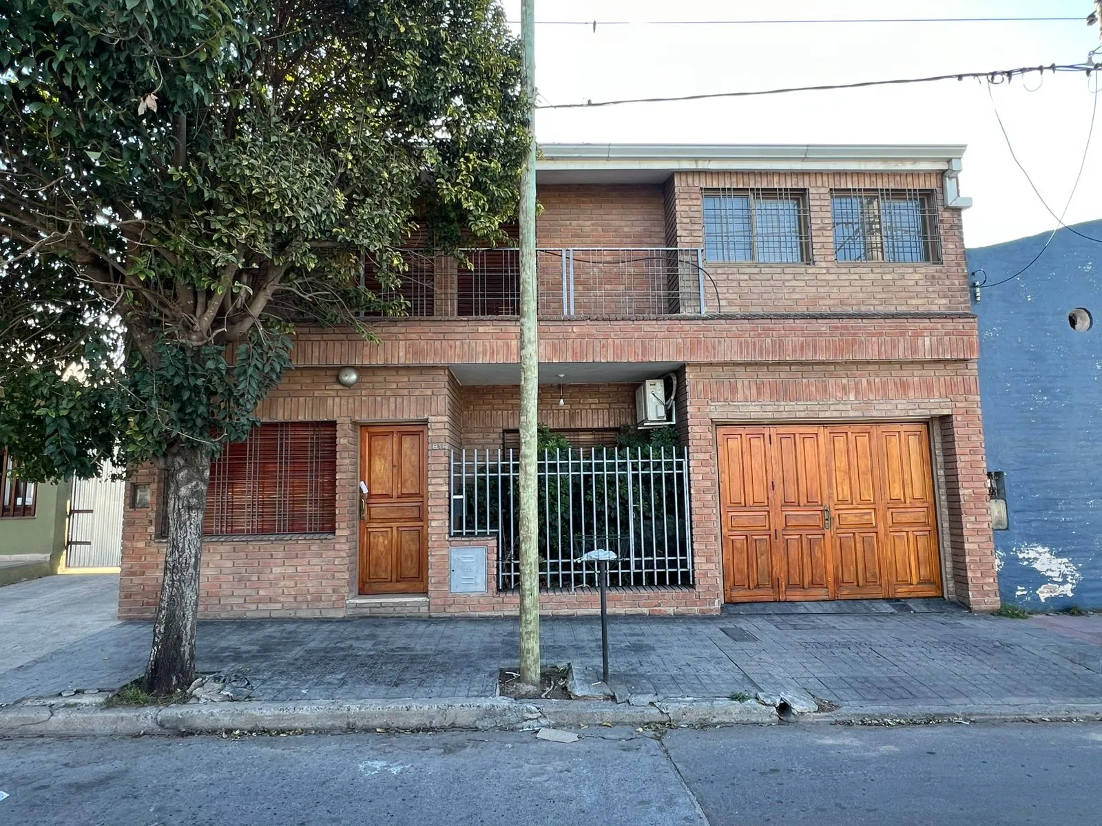 CASA EN VENTA BARRIO ALTO ALBERDI CON COCHERA- APTA CREDITO -  AMPLIA Y LUMINOSA...