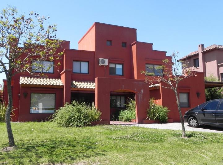 Casa · 250m² · 6 Ambientes · 2 Cocheras