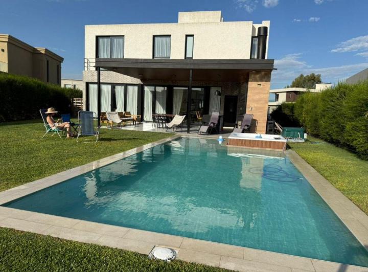 Casa · 240m² · 4 Ambientes · 2 Cocheras