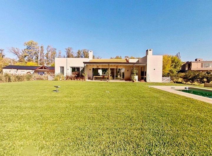 Casa · 214m² · 4 Ambientes · 2 Cocheras