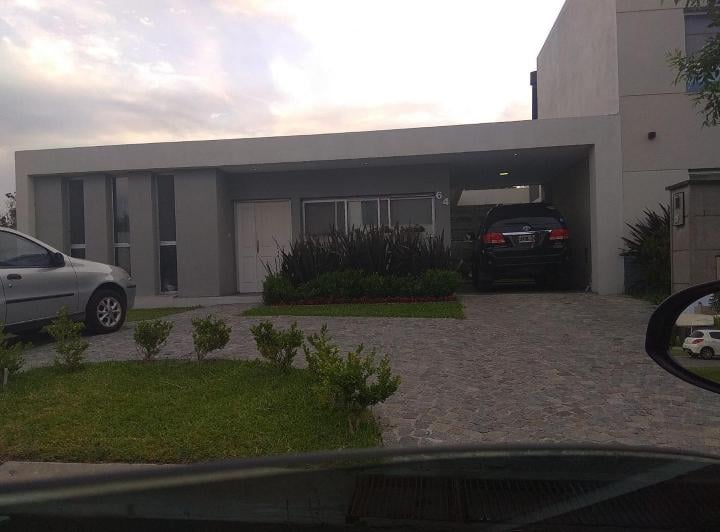 Casa · 150m² · 3 Ambientes · 4 Cocheras