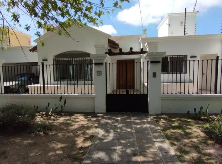 Casa · 200m² · 3 Ambientes · 4 Cocheras