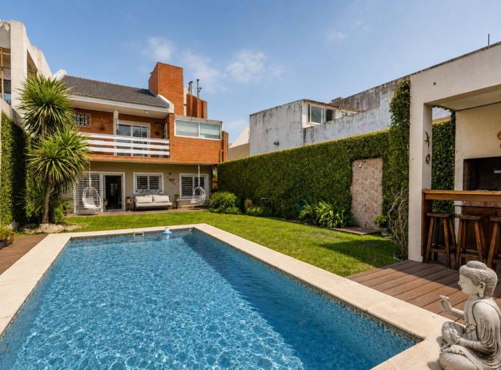 Casa · 236m² · 6 Ambientes · 2 Cocheras