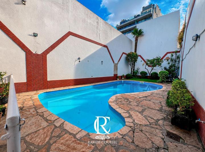 Casa · 340m² · 6 Ambientes · 4 Cocheras