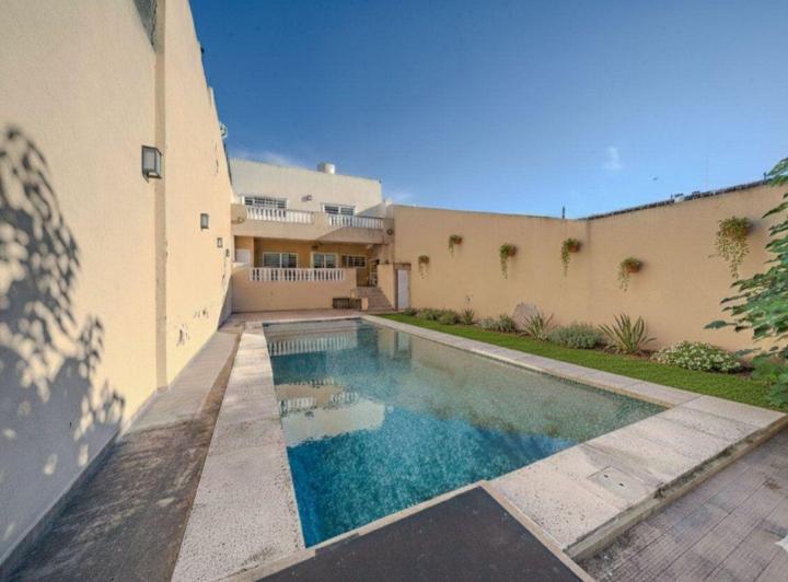 Casa · 385m² · 6 Ambientes · 2 Cocheras