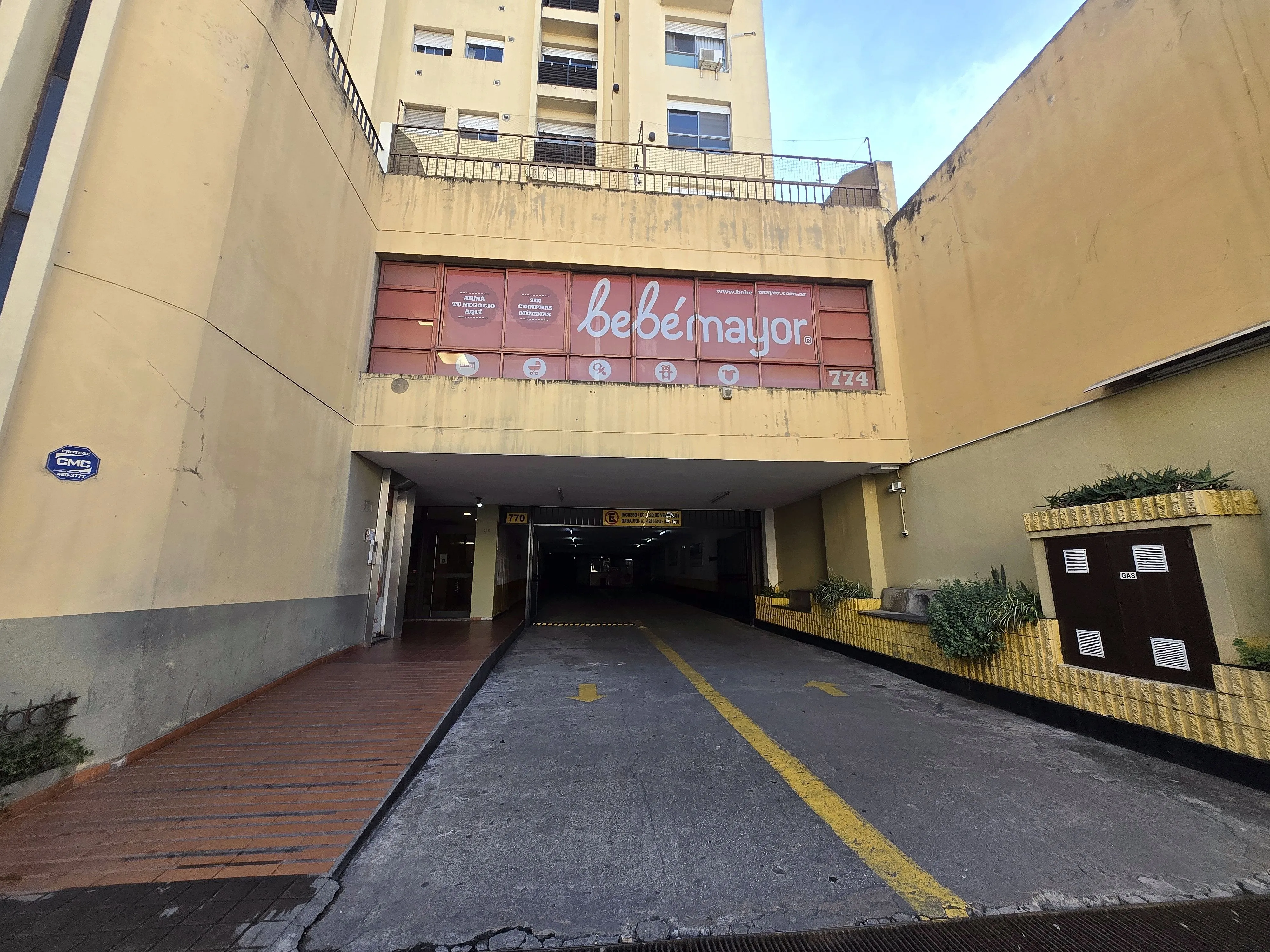 Cochera a una cuadra de La Cañada
