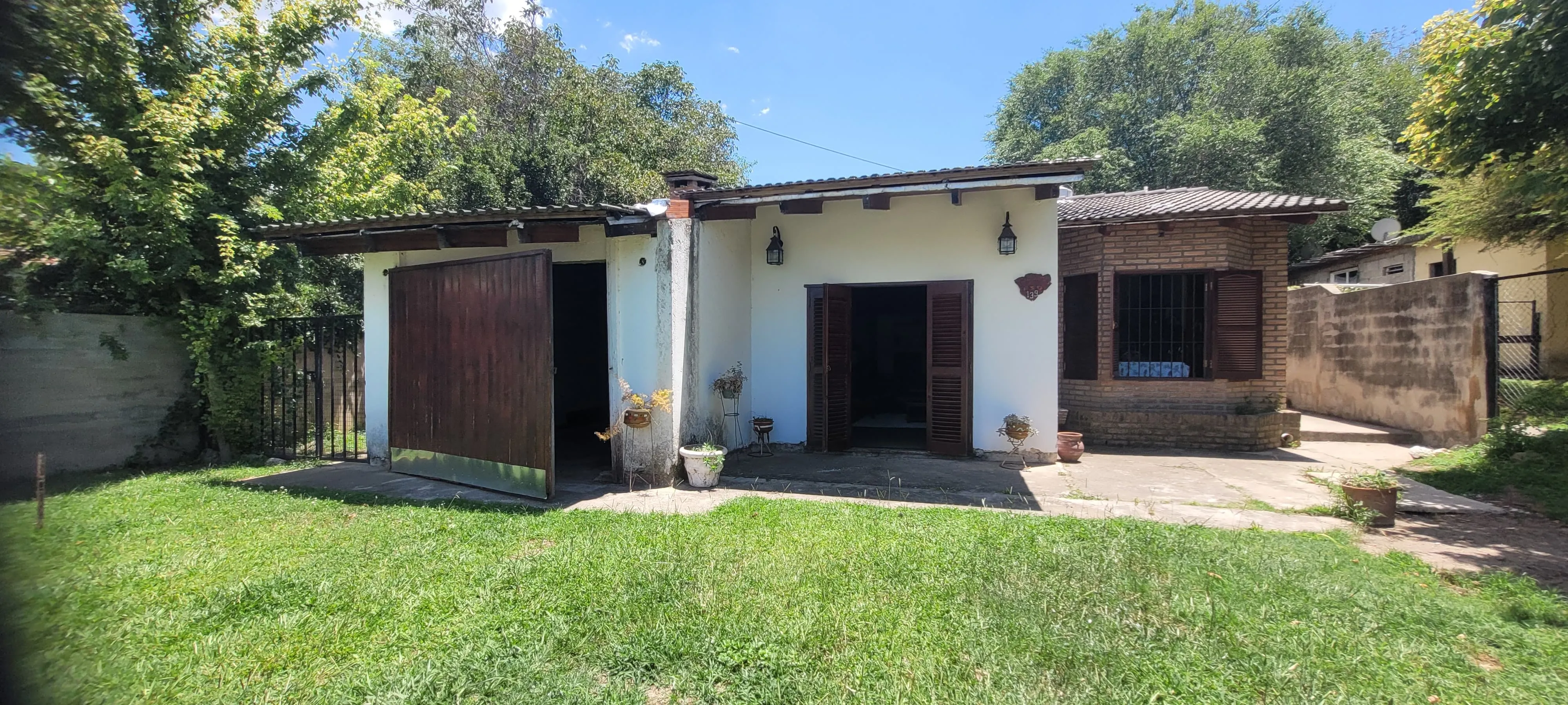 VILLA CARLOS PAZ- VENTA CASA 3 DORMITORIOS CON GRAN TERRENO Y QUINCHO