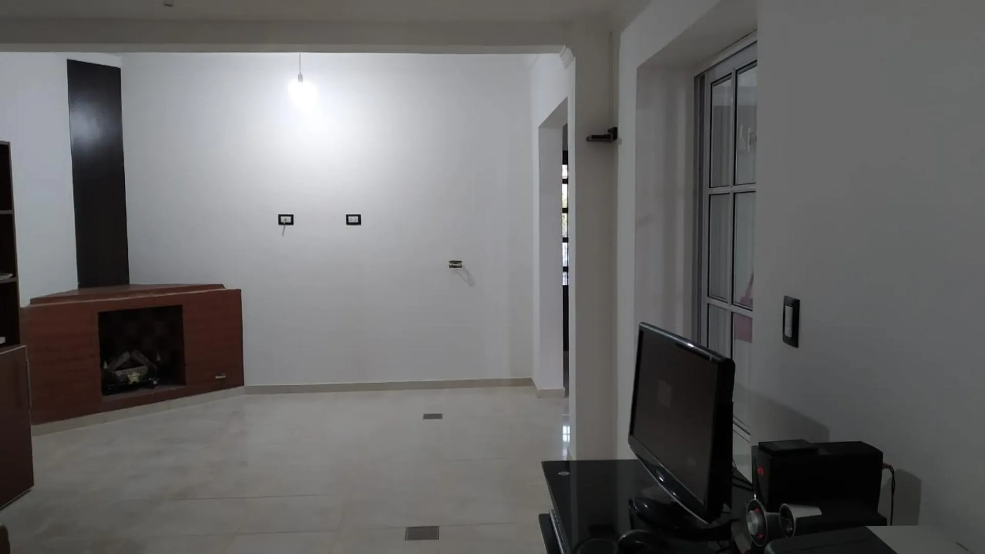 ¡SE VENDE CASA 3 DORM., ESPACIOS AMPLIOS, COCHERA Y PATIO!