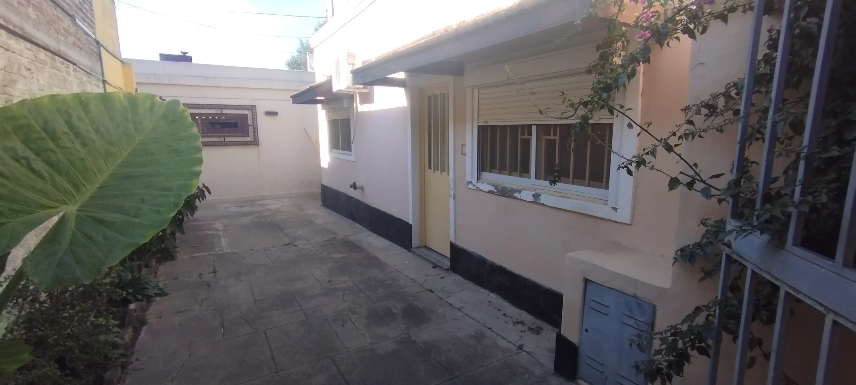 Casa en Venta,  con ingreso por pasillo, siendo la primera unidad de 5 que componen un grupo de casas en medio de la manzana
