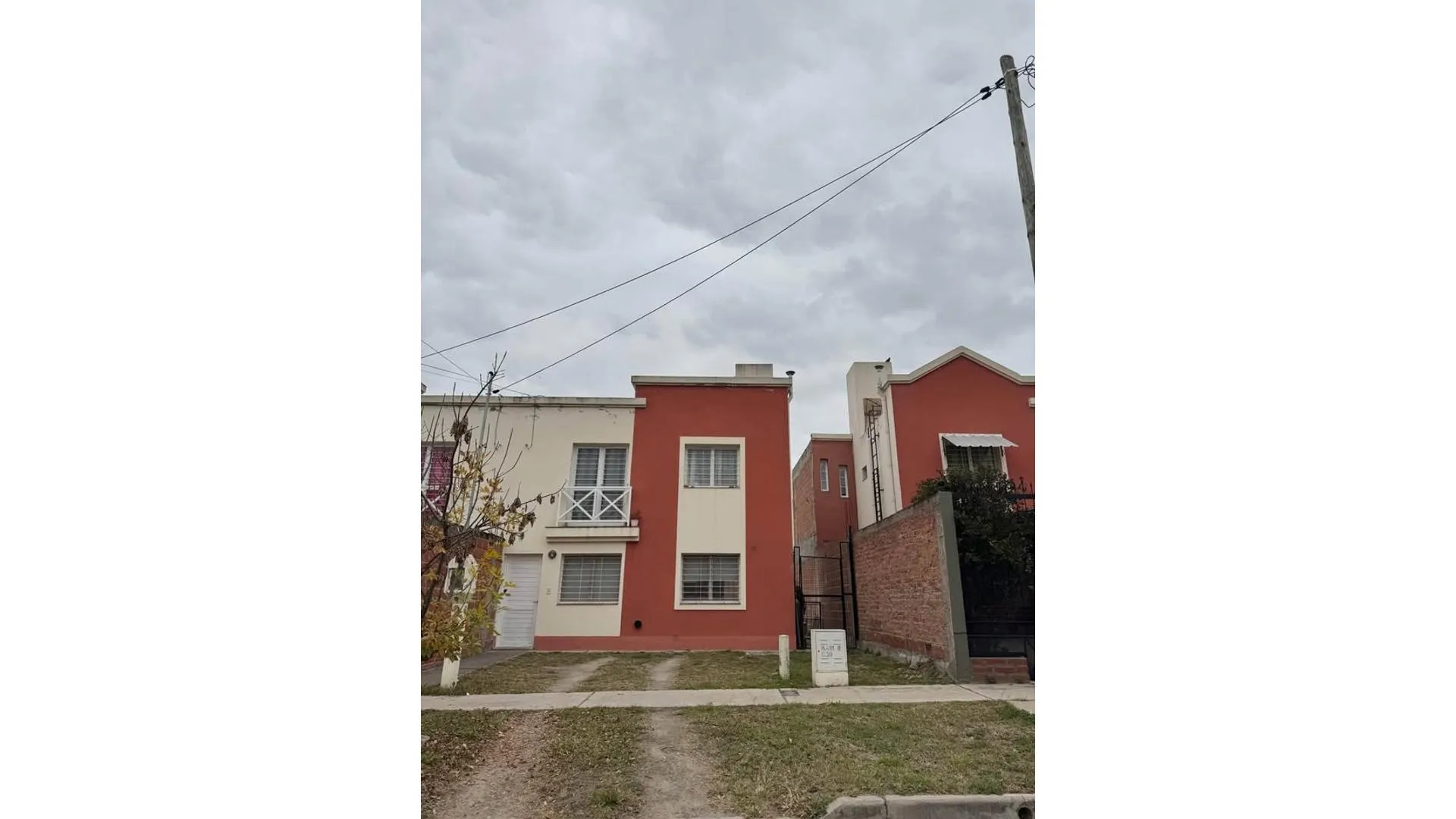 Exc duplex 2 dorm jardín vta en B° El Huaico