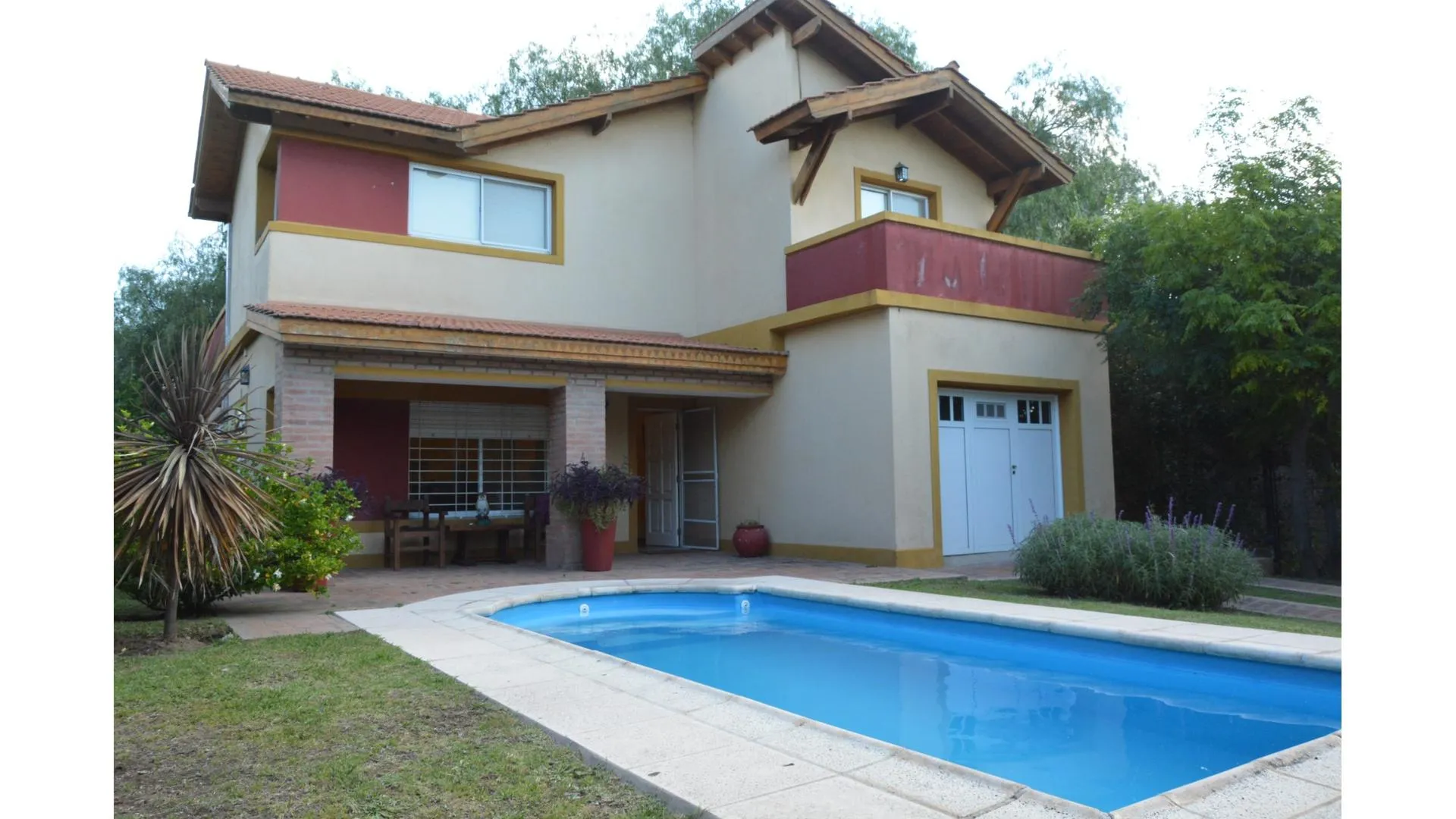 CASA DE CATEGORÍA CON PARQUE Y PILETA PIEDRA BLANCA