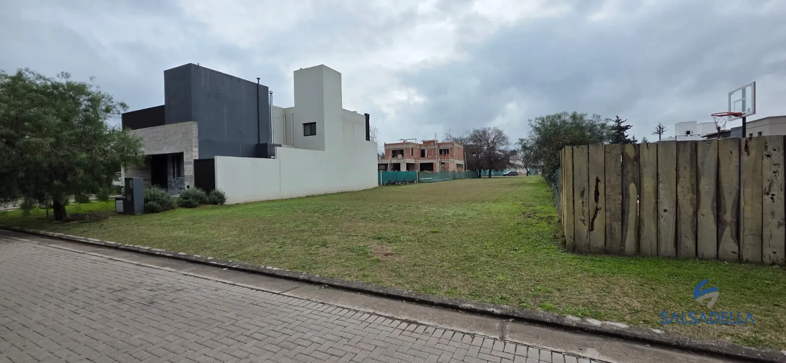 Antigua estancia el mejor lote del barrio! seguridad 24 frente a la morada