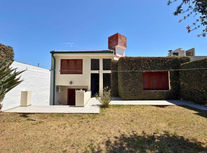 Casa · 196m² · 4 Dormitorios · 2 Cocheras