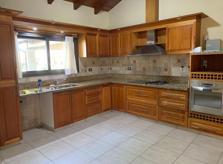 Casa · 380m² · 10 Ambientes · 2 Cocheras